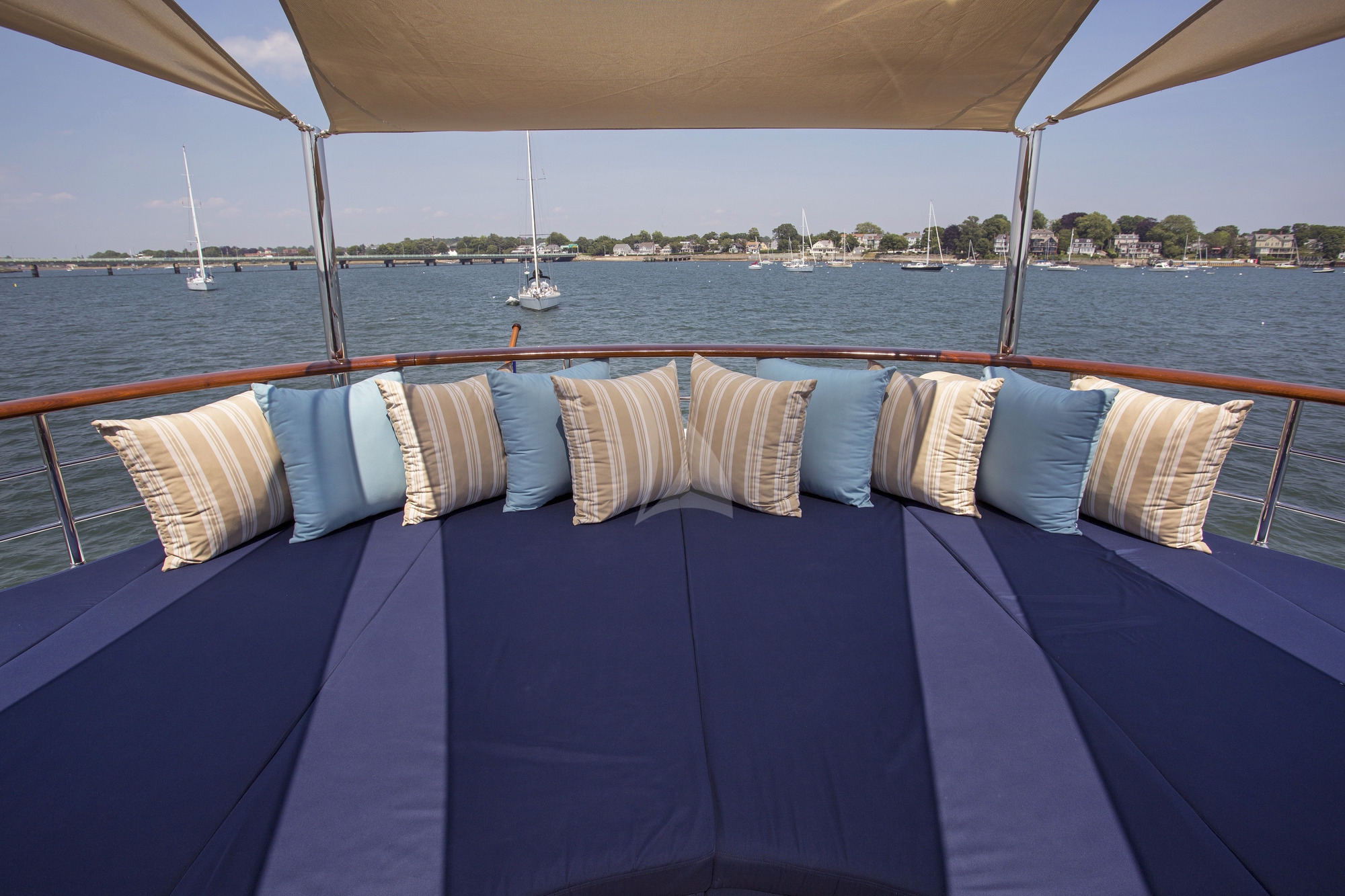 Luxury Crewed Motor Yacht CLARITY photo 7