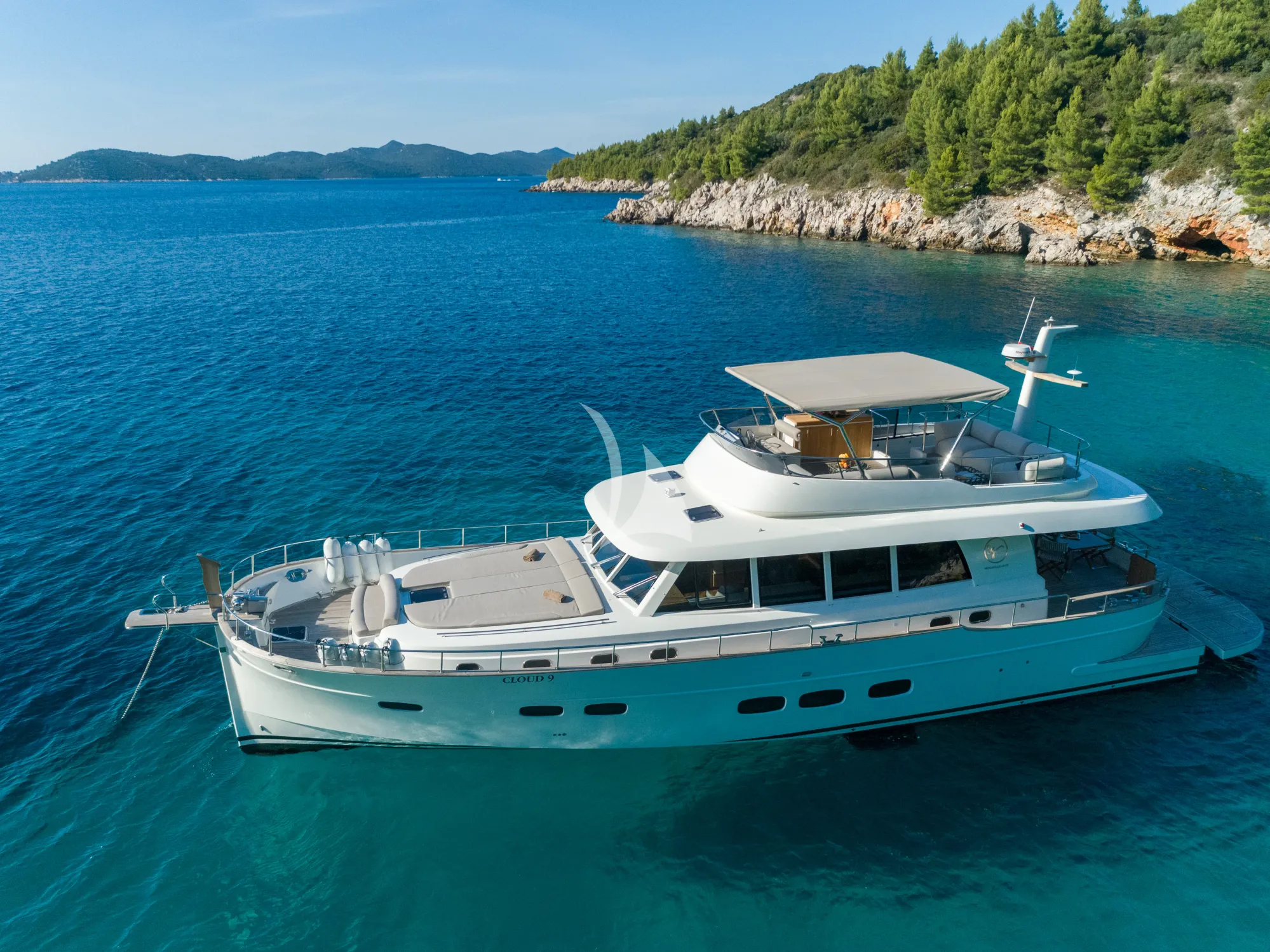 Crewed Motor Yacht CLOUD 9 photo 3