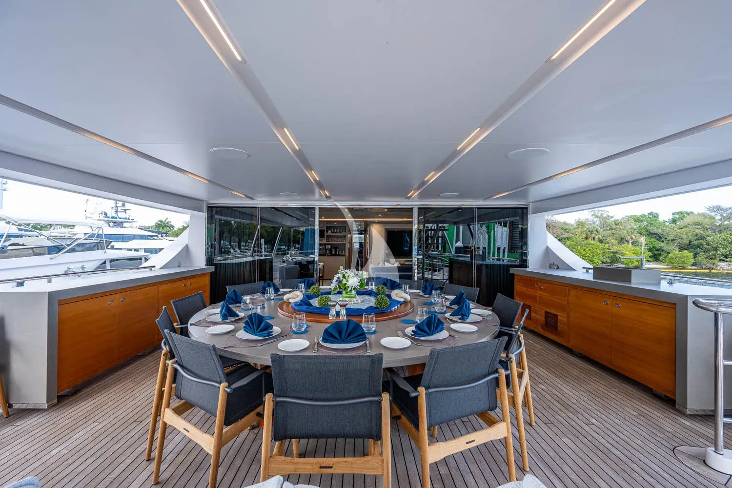 Luxury Crewed Motor Yacht COFINA photo 6