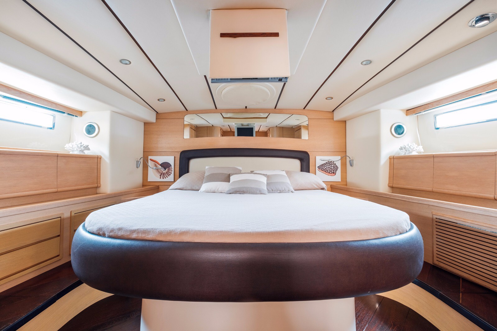 Crewed Motor Yacht Conam 58 photo 7