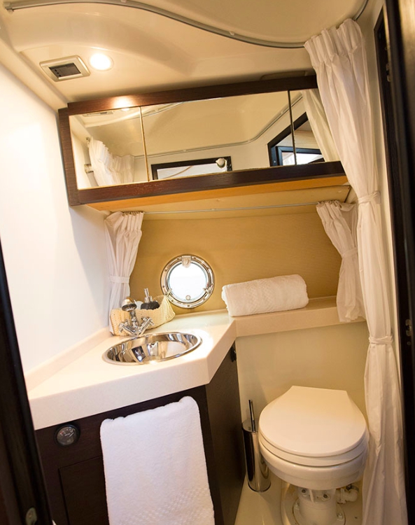 Crewed Motor Yacht Cranchi Zaffiro 32 photo 4