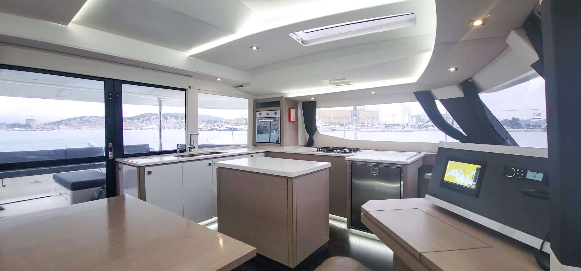 Luxury Crewed Catamaran Déjà Vu photo 6