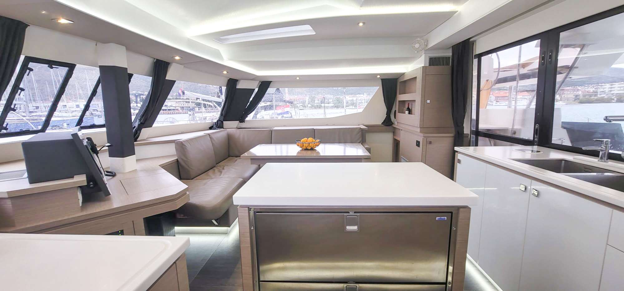 Luxury Crewed Catamaran Déjà Vu photo 7