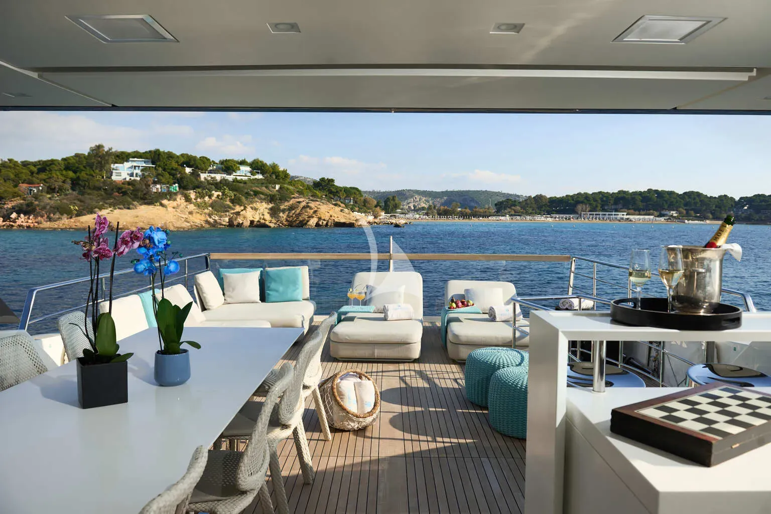 Luxury Crewed Motor Yacht DE ZEUS photo 8