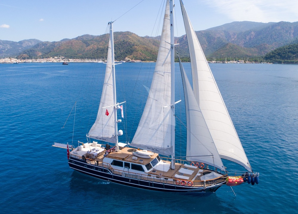 Crewed Sailing Yacht DEA DEL MARE