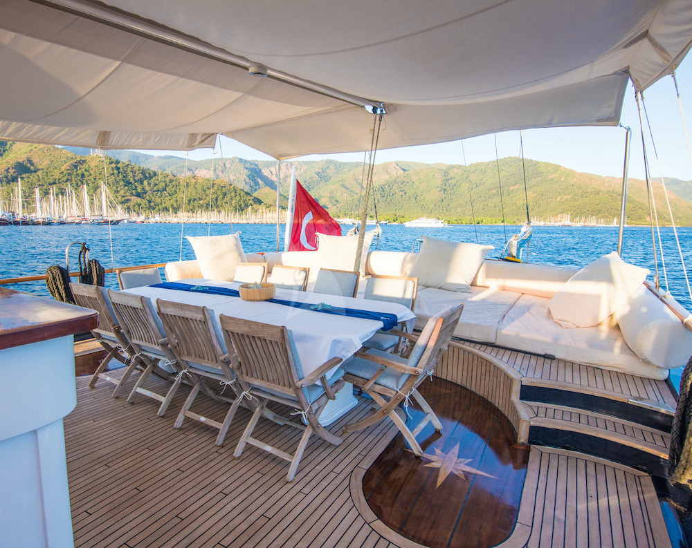 Crewed Sailing Yacht DEA DEL MARE photo 4