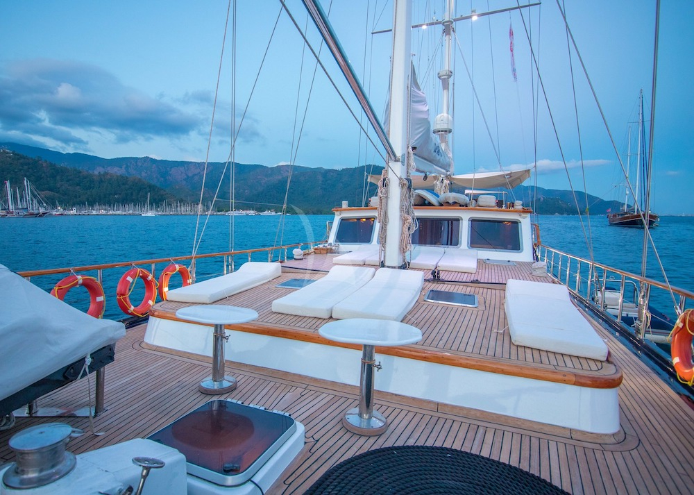 Crewed Sailing Yacht DEA DEL MARE photo 5