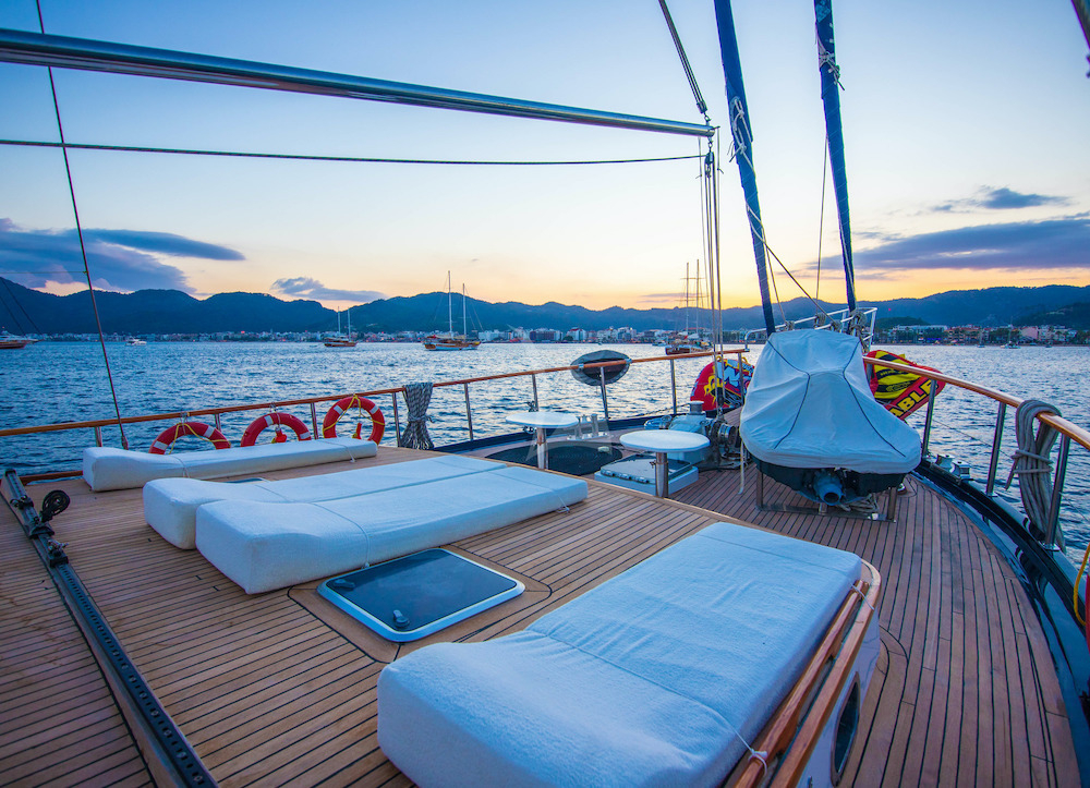 Crewed Sailing Yacht DEA DEL MARE photo 7