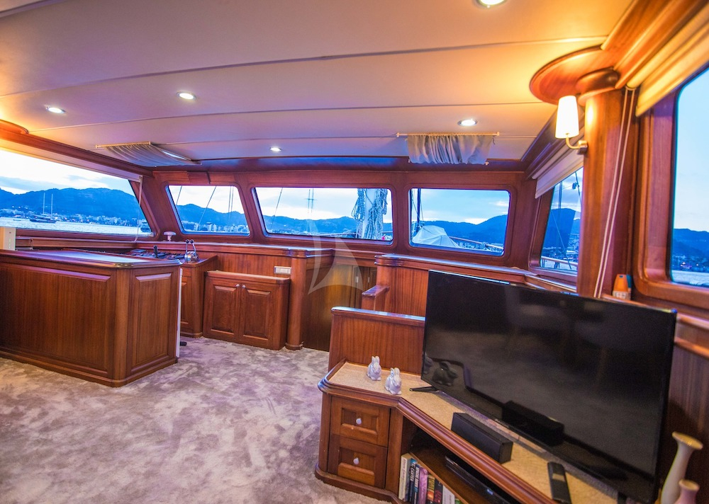 Crewed Sailing Yacht DEA DEL MARE photo 8