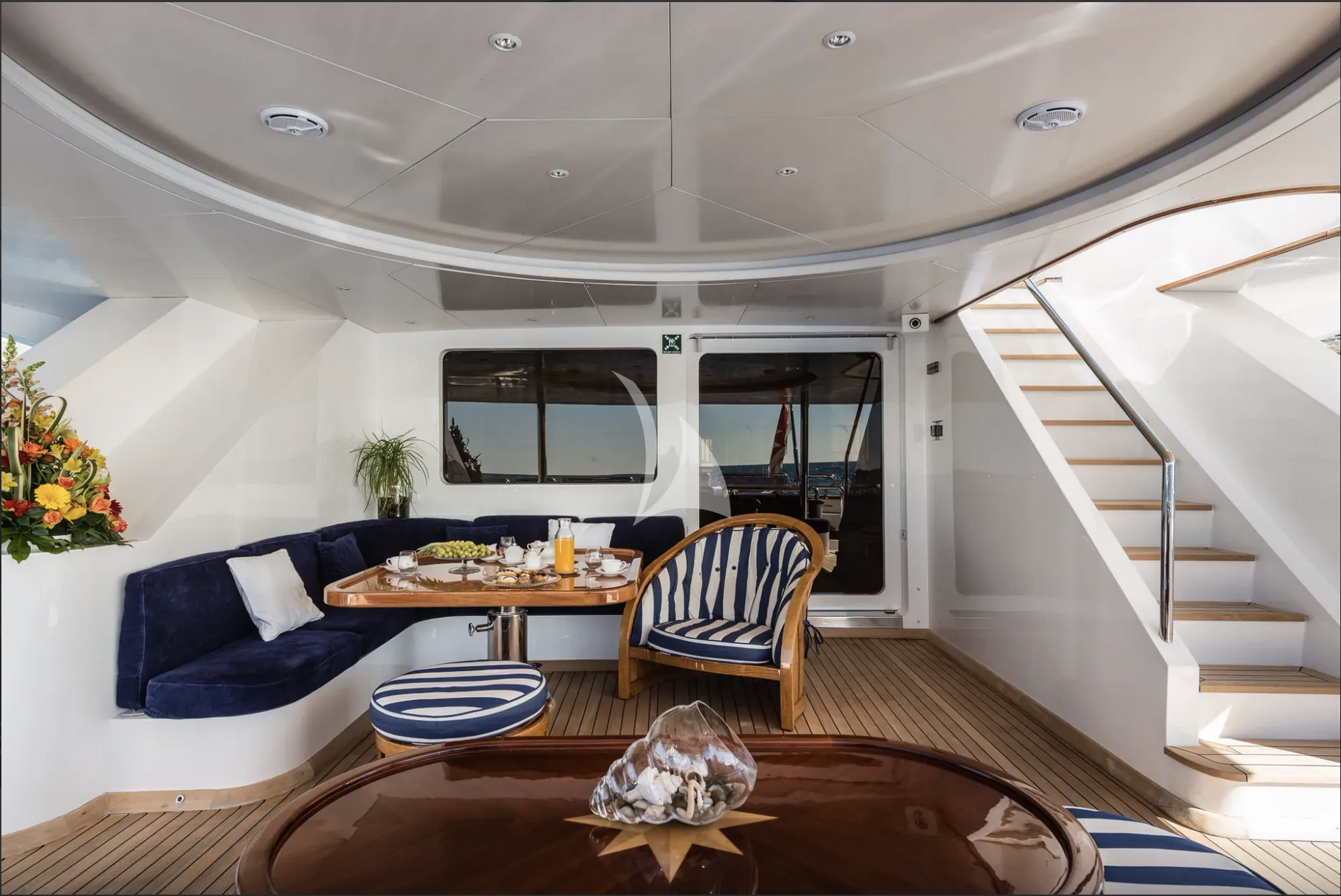 Luxury Crewed Motor Yacht DESAMIS photo 6