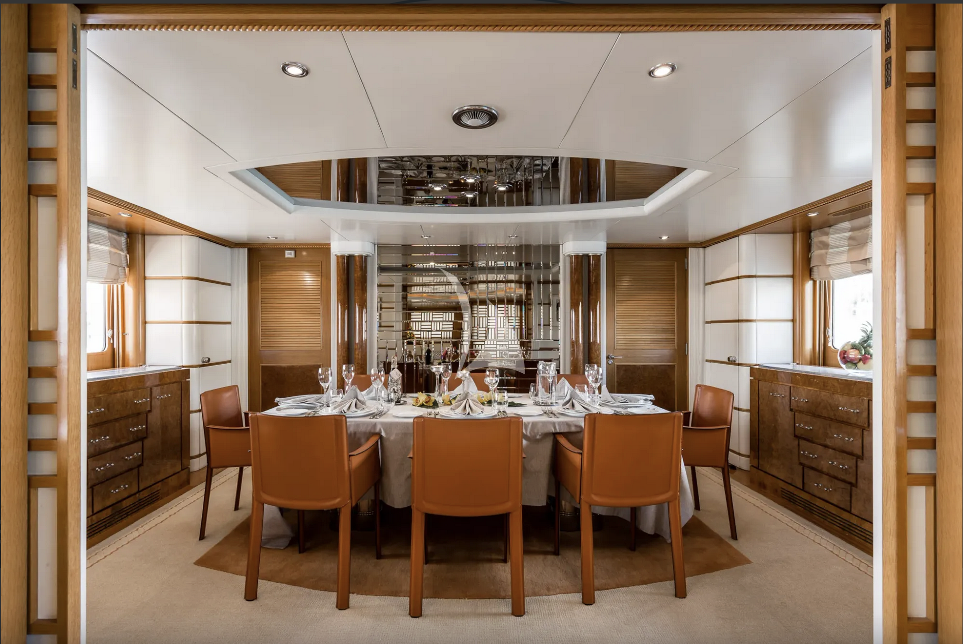 Luxury Crewed Motor Yacht DESAMIS photo 8