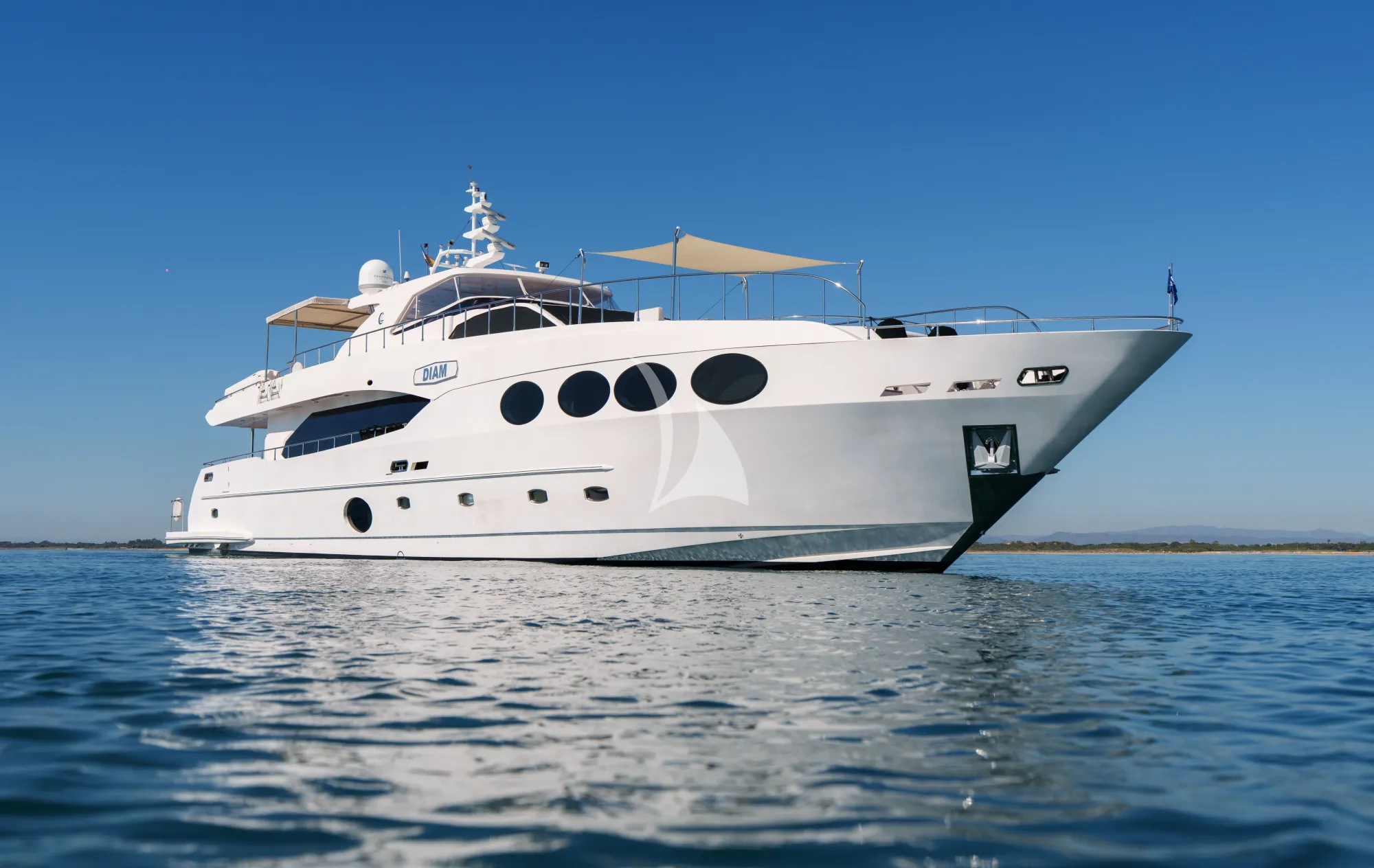Luxury Crewed Motor Yacht DIAM photo 3