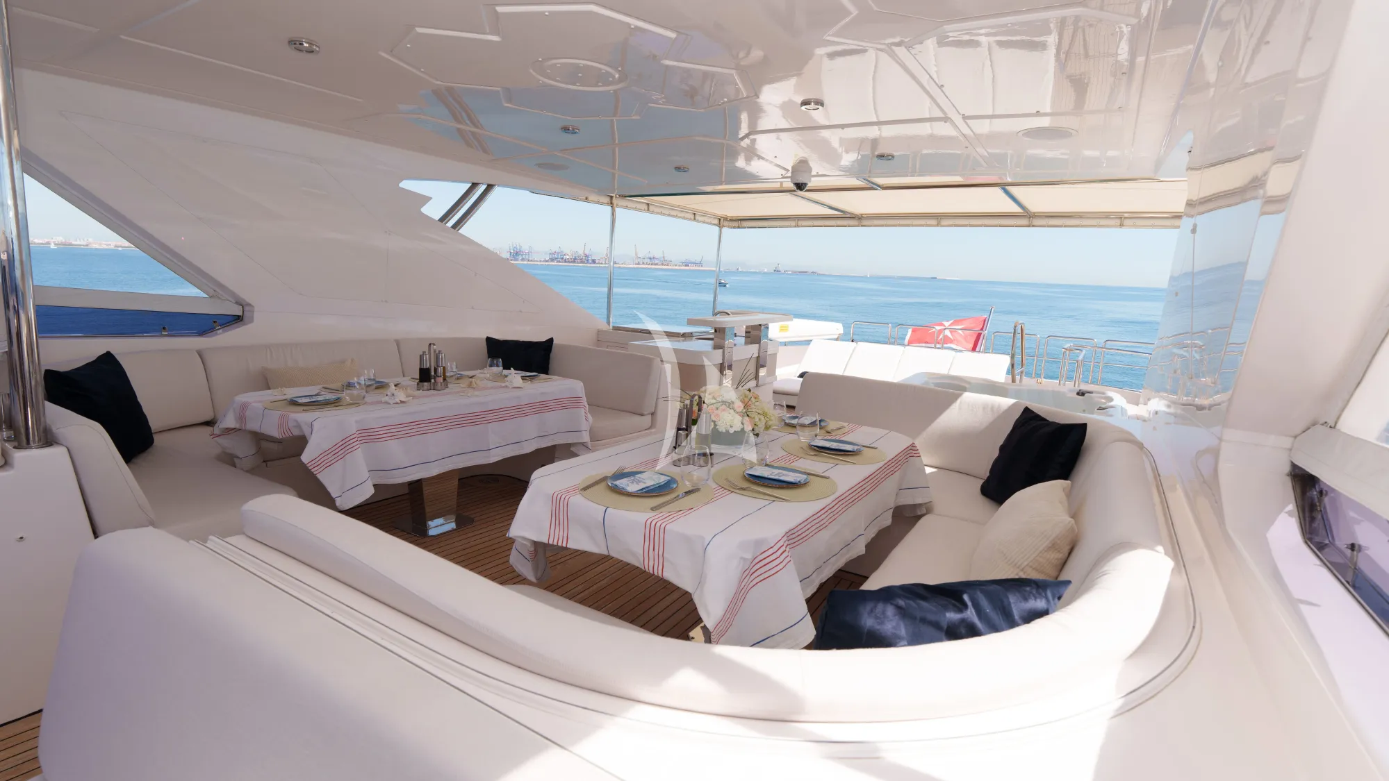 Luxury Crewed Motor Yacht DIAM photo 6