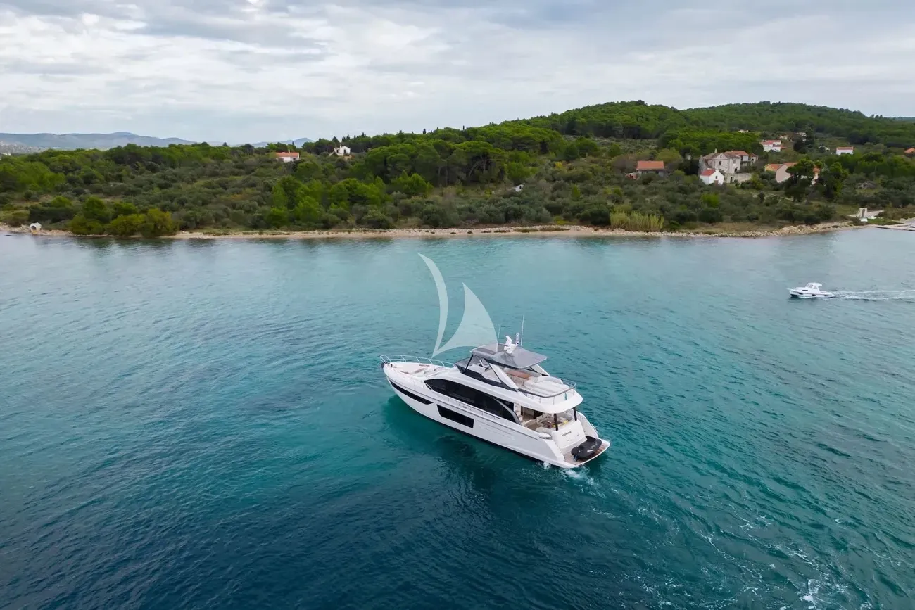 Crewed Motor Yacht DONNA photo 3