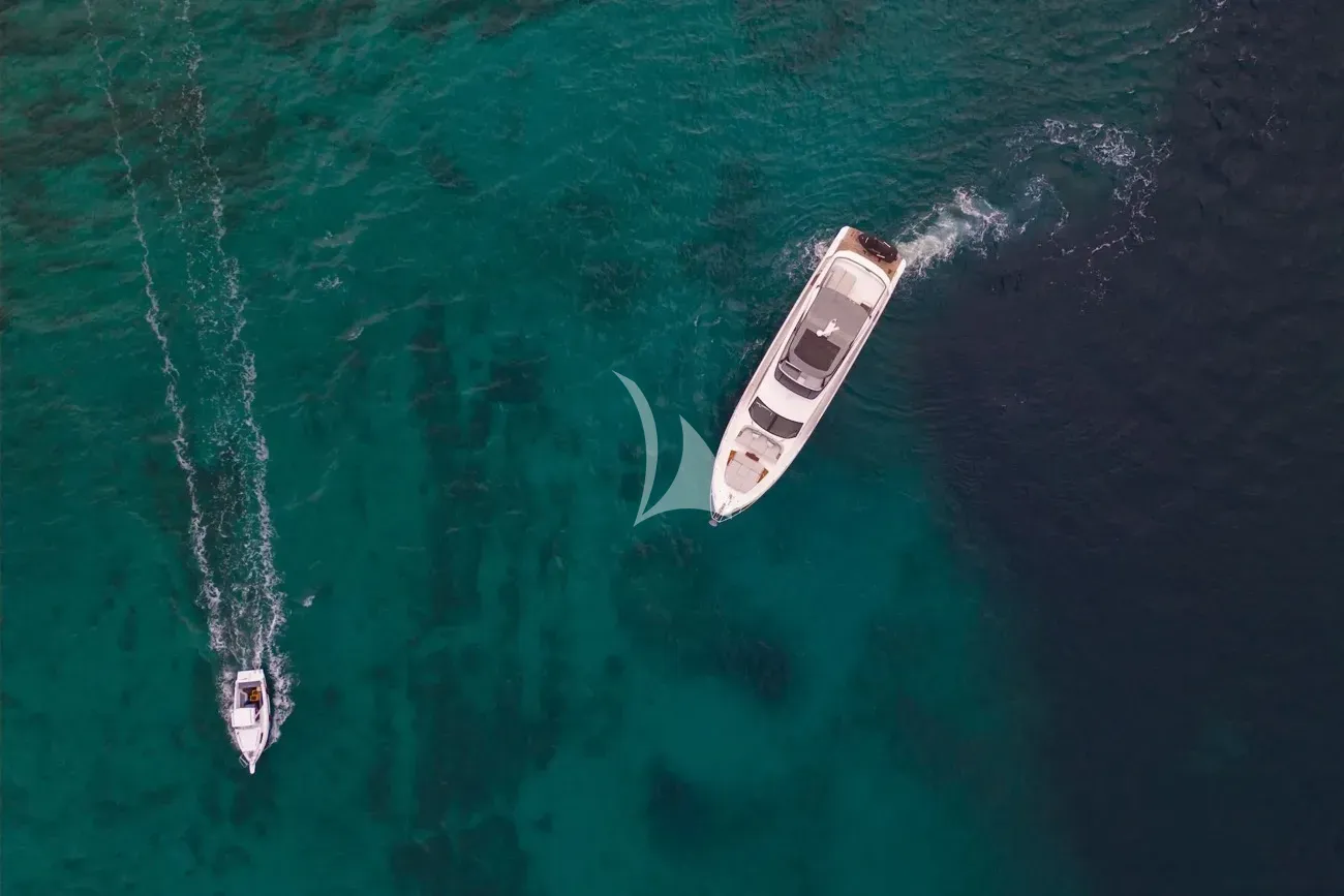 Crewed Motor Yacht DONNA photo 4