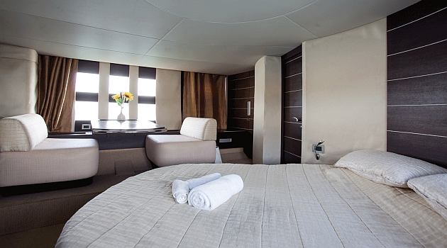 Luxury Crewed Motor Yacht DONNA LOKA photo 6