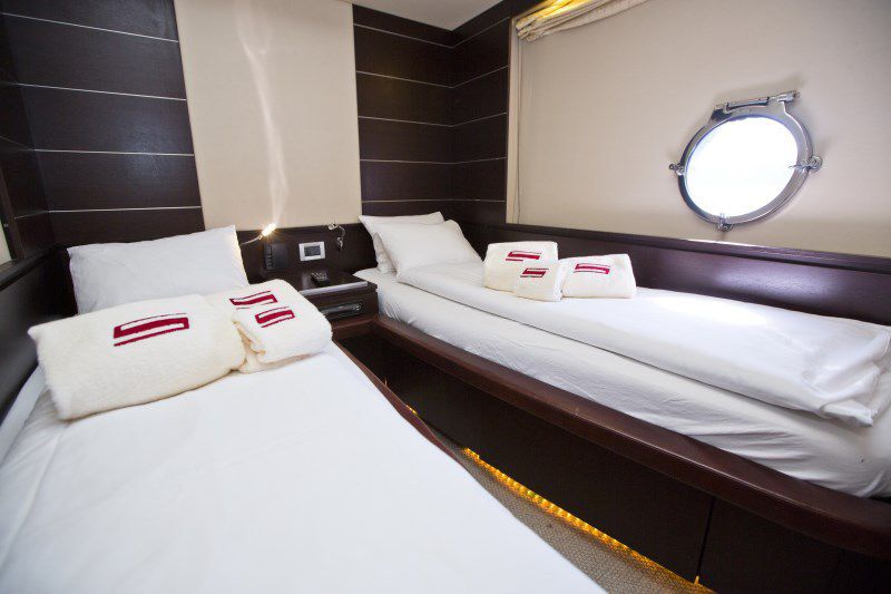 Luxury Crewed Motor Yacht DONNA LOKA photo 8