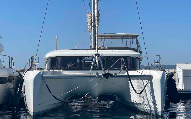 Bareboat Catamaran AVENTURA