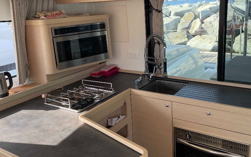 Bareboat Catamaran AVENTURA photo 7