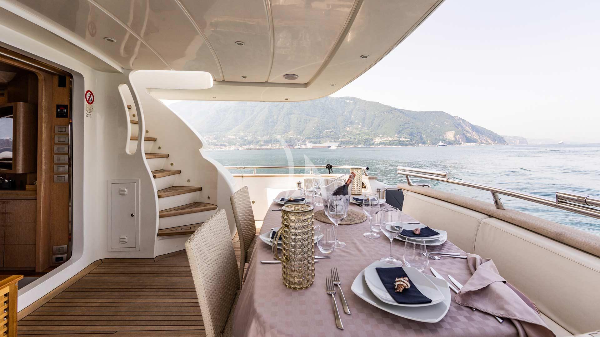 Luxury Crewed Motor Yacht DUBAI photo 5