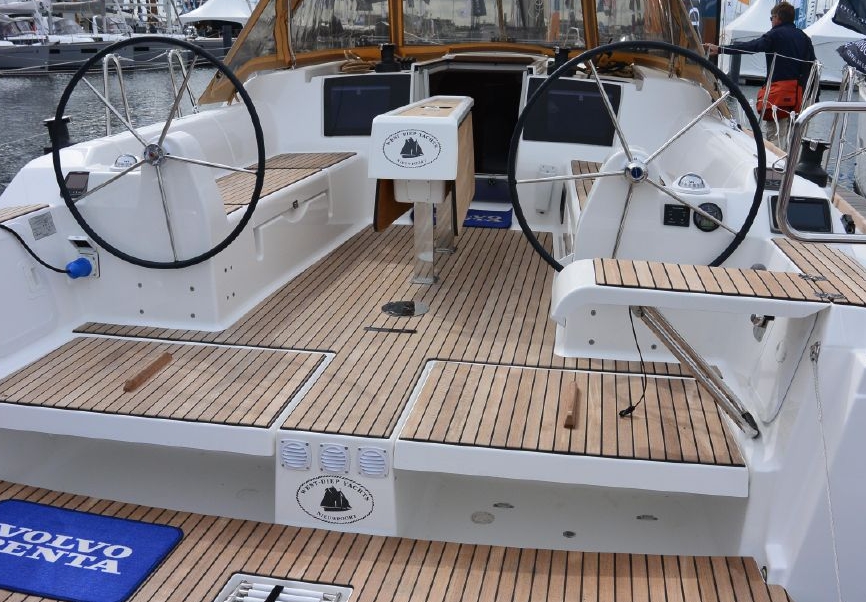 Bareboat Sailing Yacht Dufour 382 photo 4