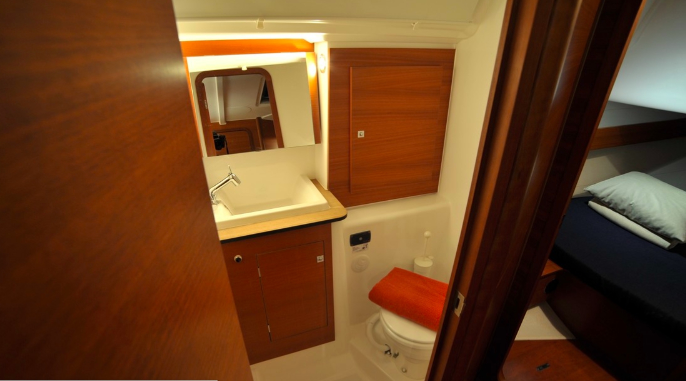 Bareboat Sailing Yacht Dufour 382 photo 4