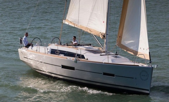 Bareboat Sailing Yacht Dufour 382