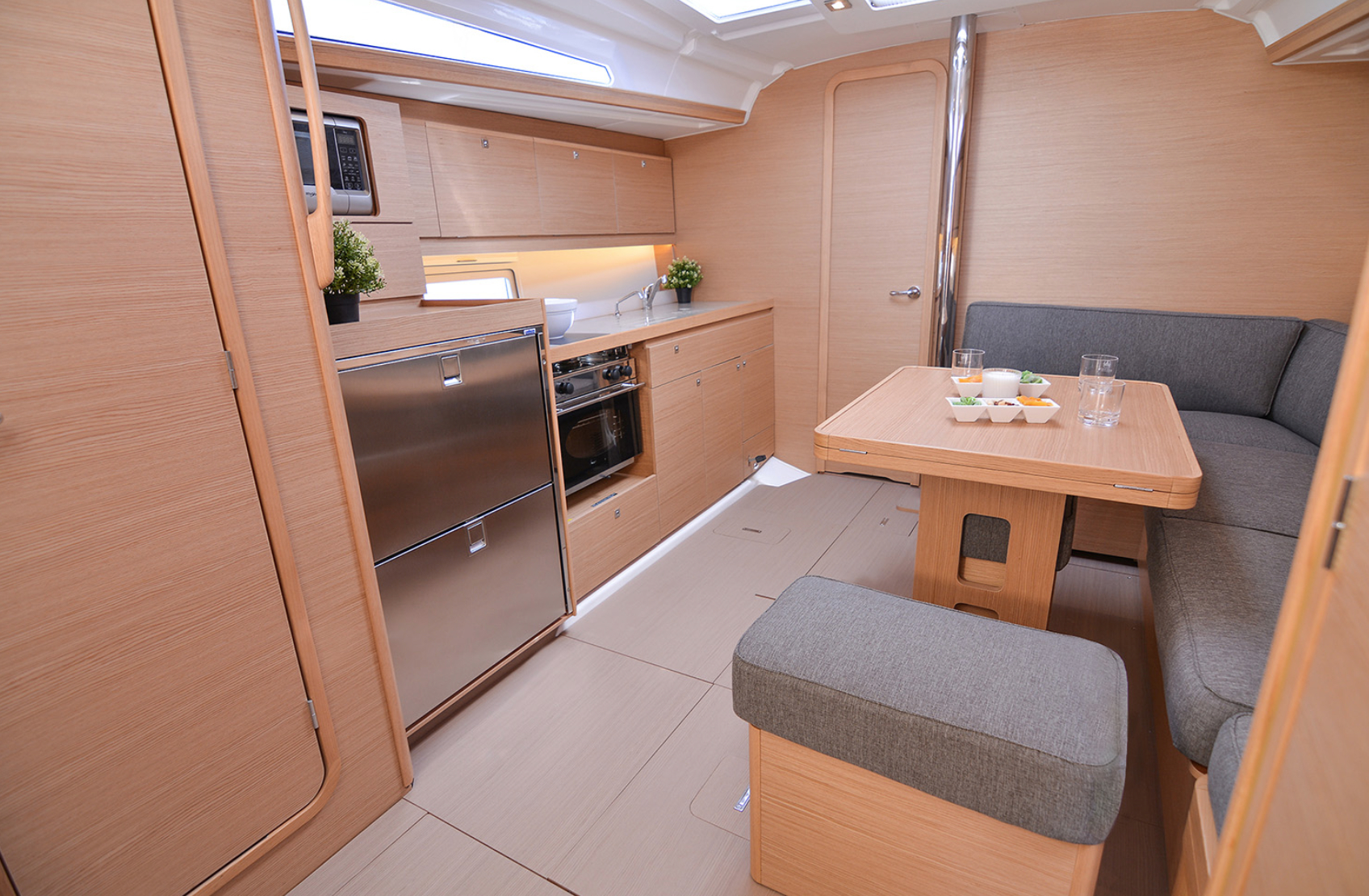 Bareboat Sailing Yacht Dufour 390 Grand Large photo 6