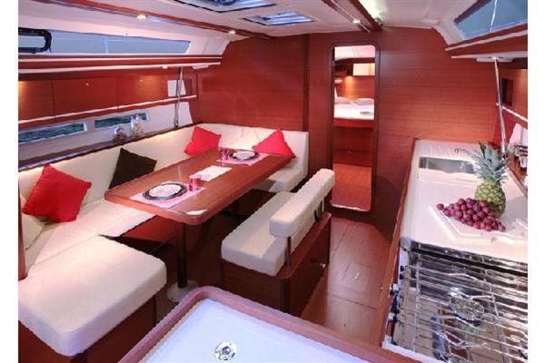 Bareboat Sailing Yacht Dufour 450 Grand Large photo 3