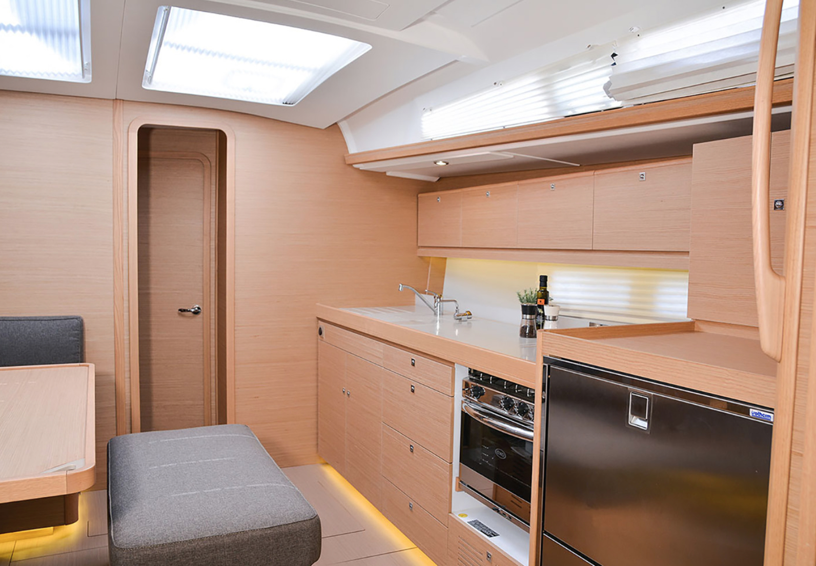 Bareboat Sailing Yacht Dufour 460 Grand Large photo 4