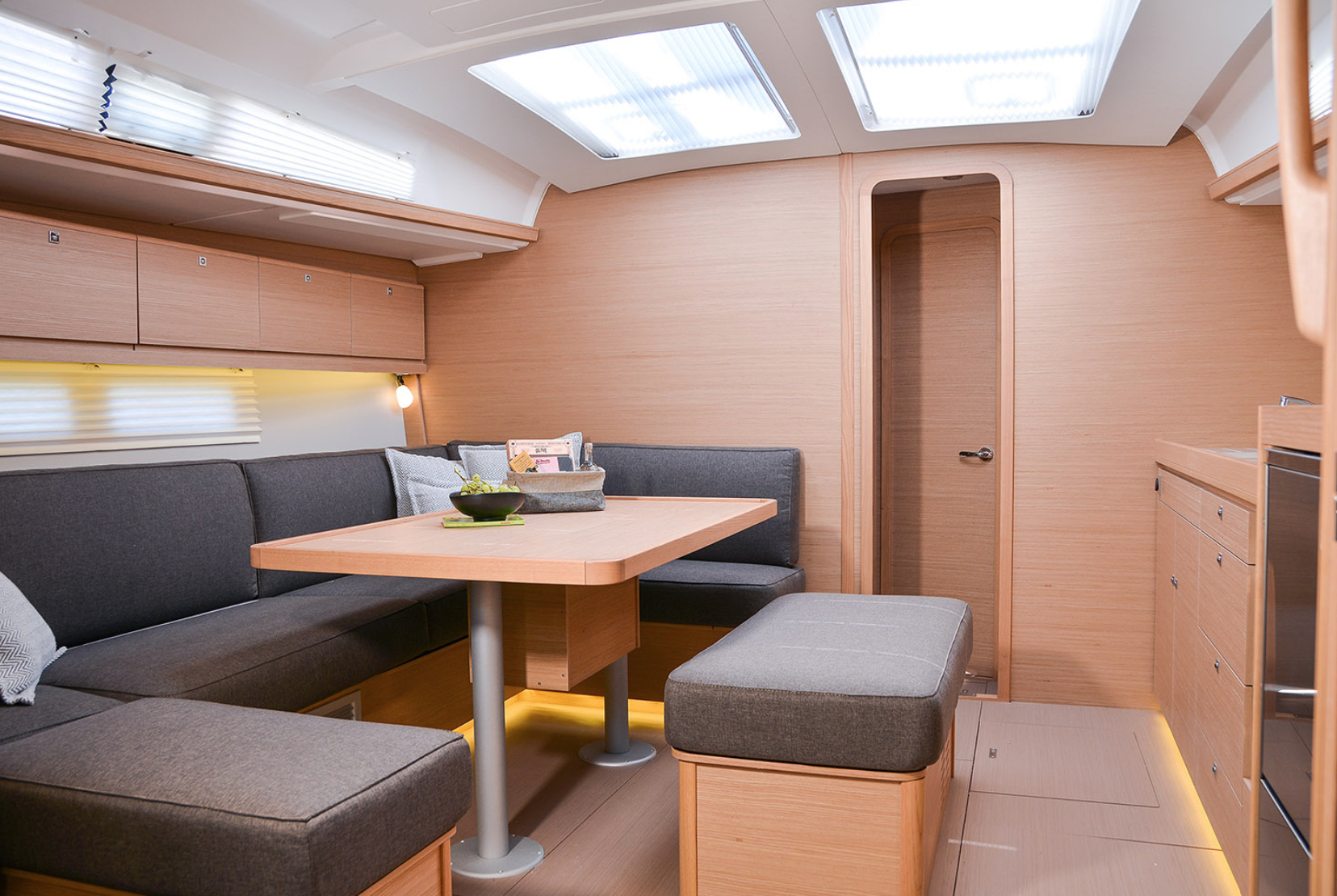 Bareboat Sailing Yacht Dufour 460 Grand Large photo 5