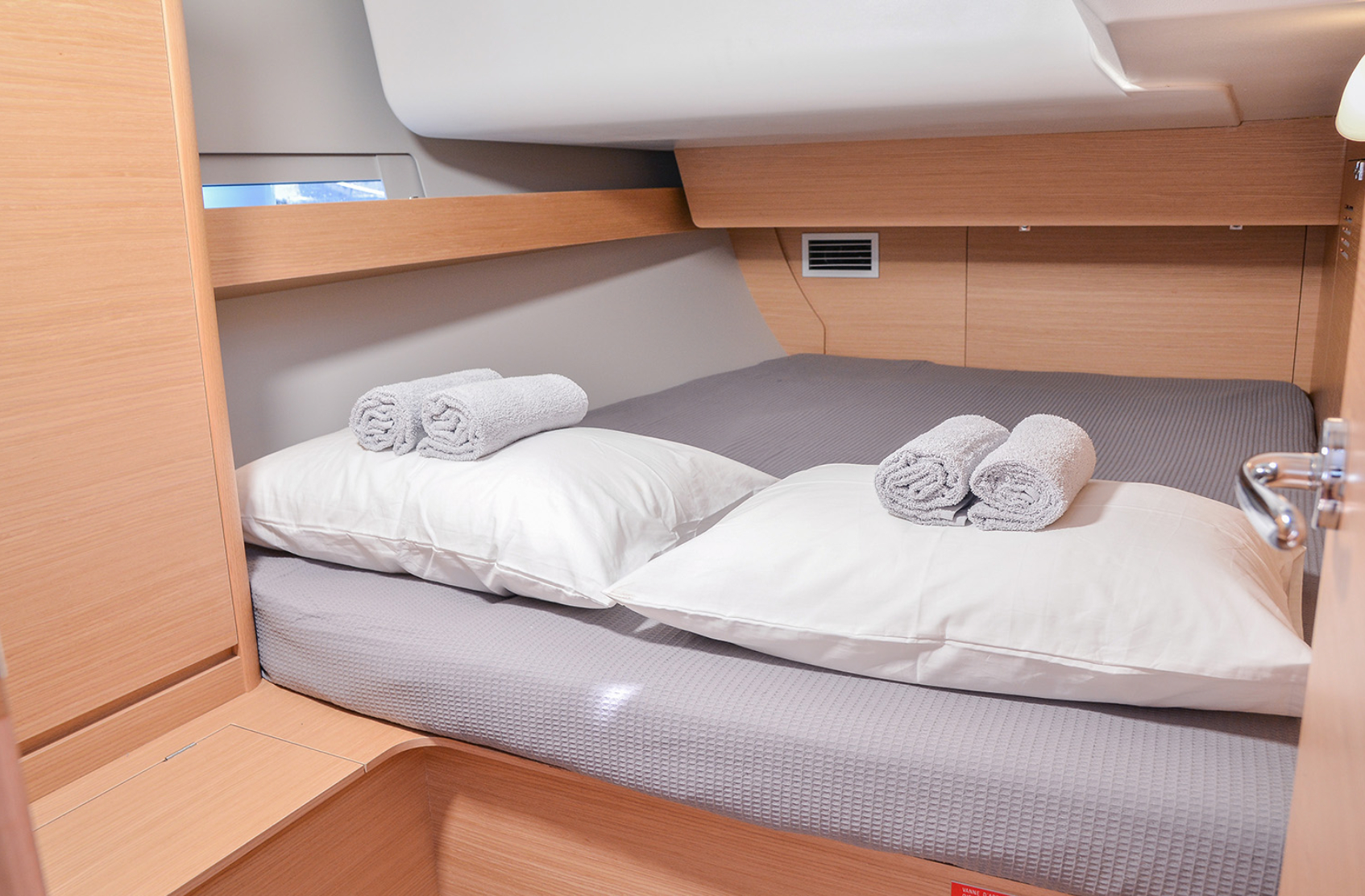 Bareboat Sailing Yacht Dufour 460 Grand Large photo 7