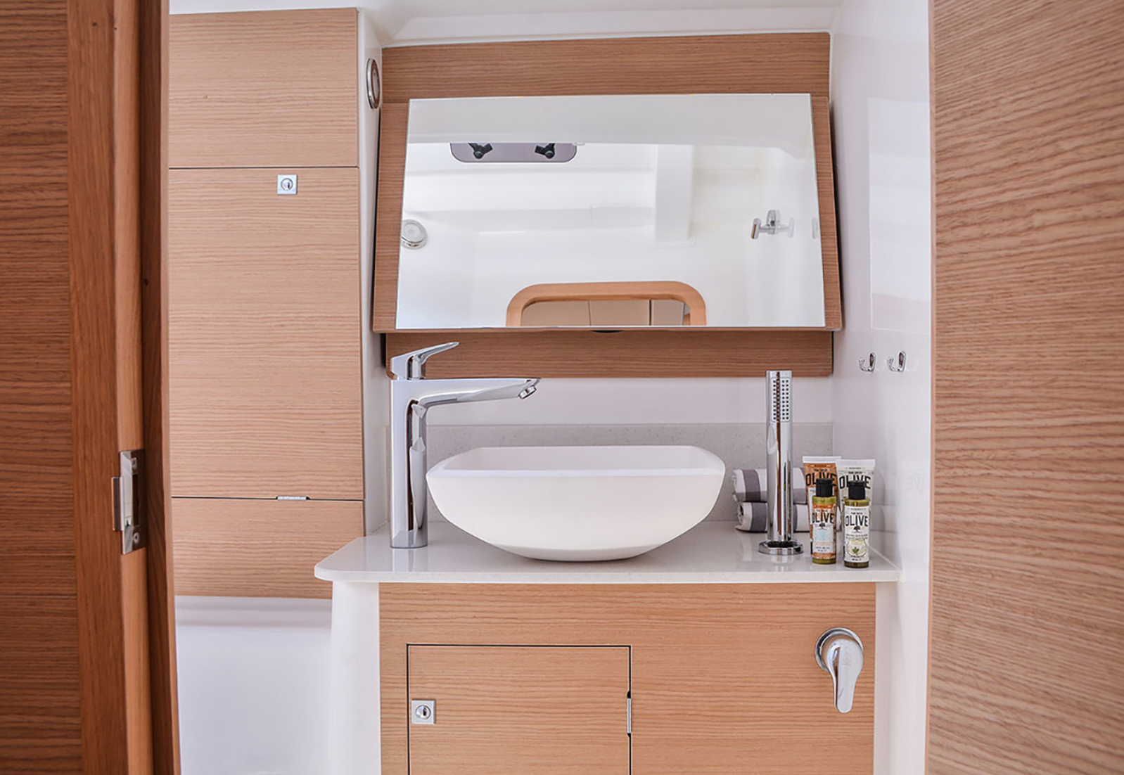 Bareboat Sailing Yacht Dufour 460 Grand Large photo 8