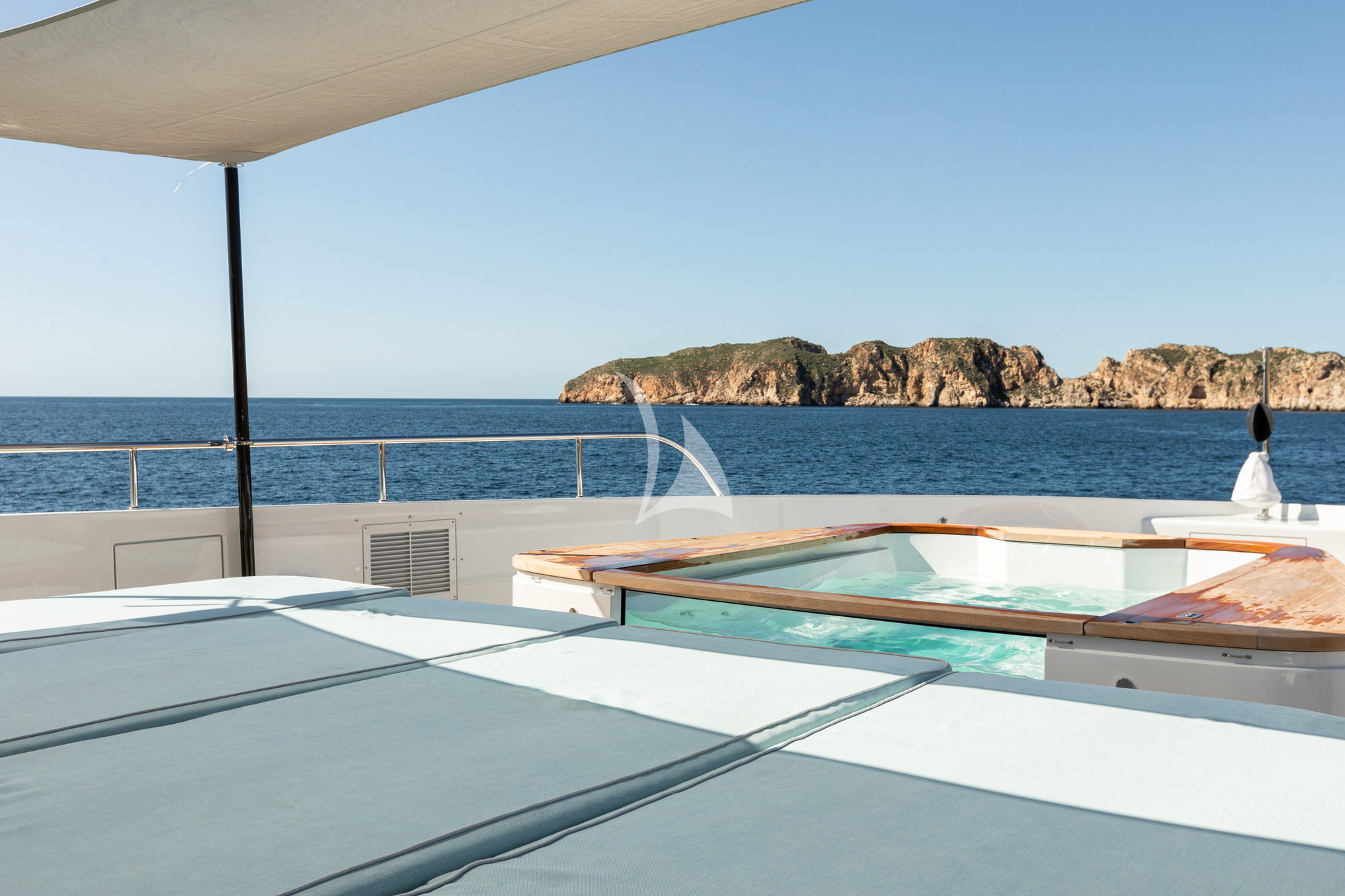 Luxury Crewed Motor Yacht EH2 photo 7