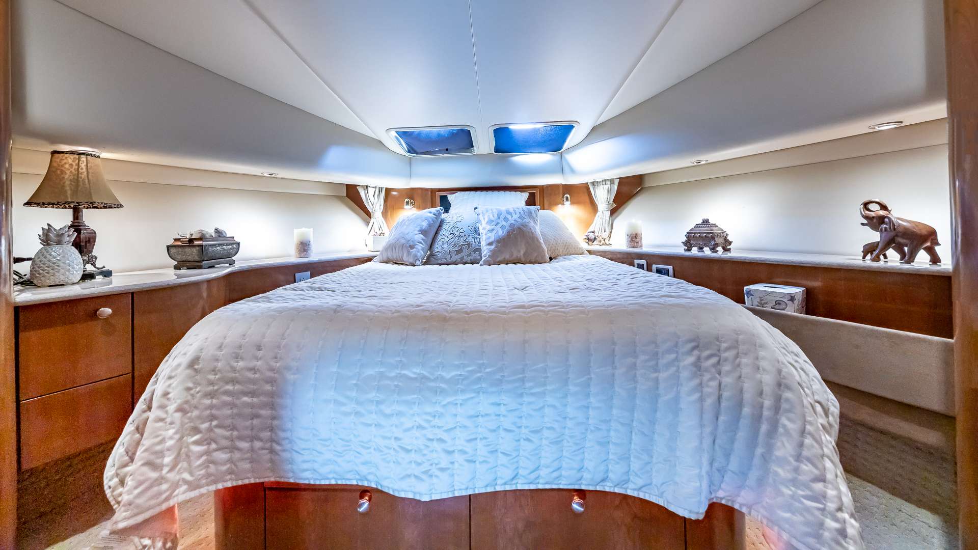 Crewed Motor Yacht ELEGANT LADY photo 6