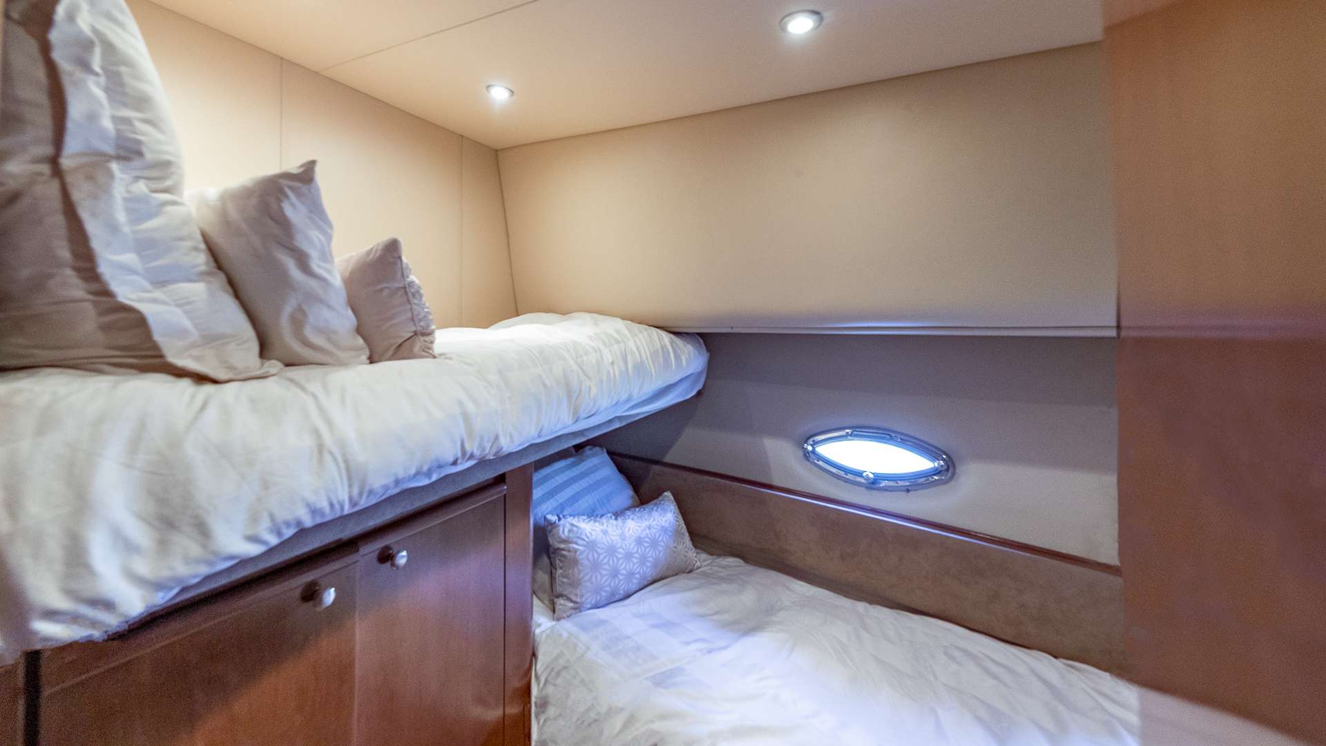 Crewed Motor Yacht ELEGANT LADY photo 8