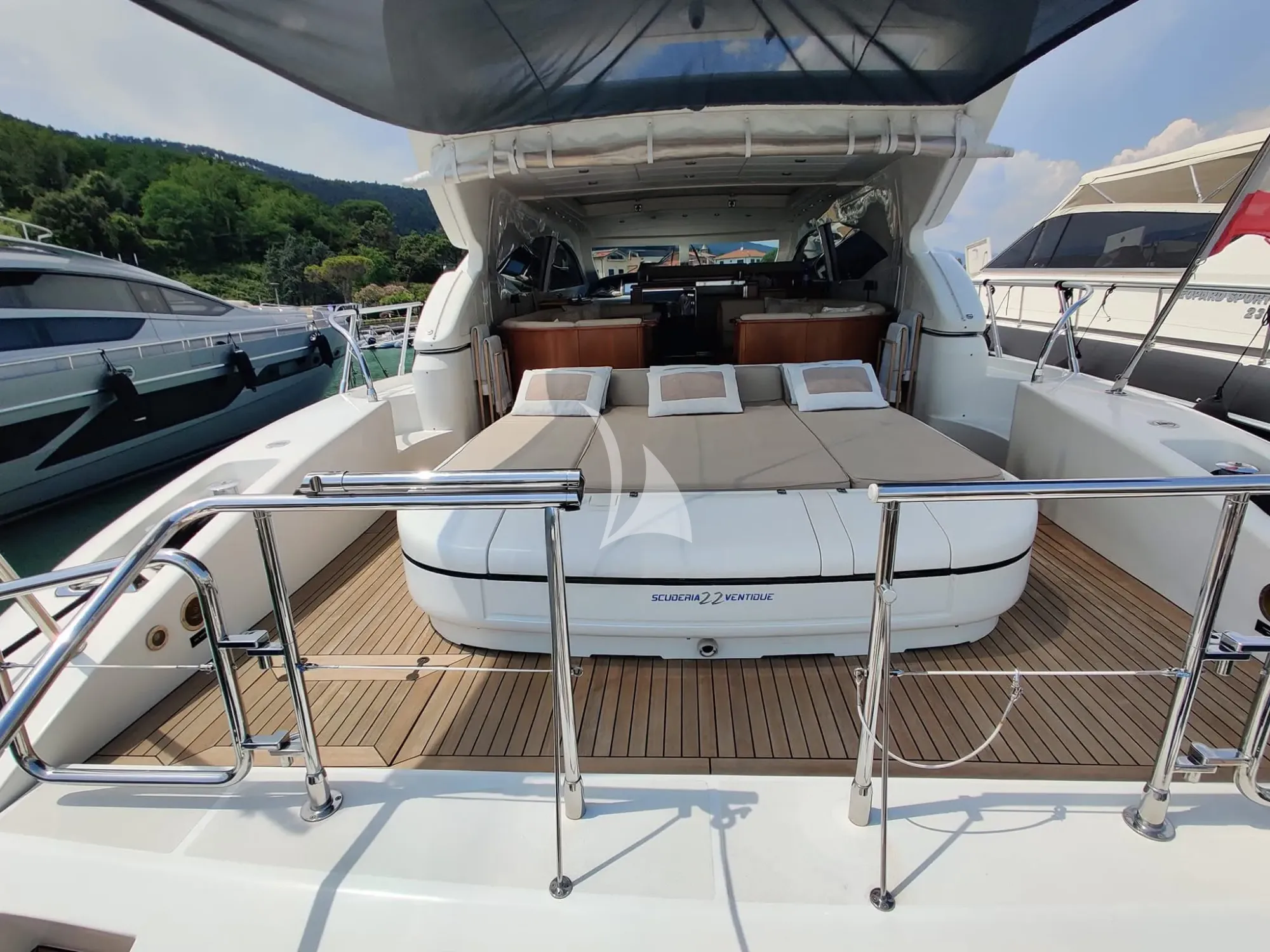 Crewed Motor Yacht ELTON II photo 4
