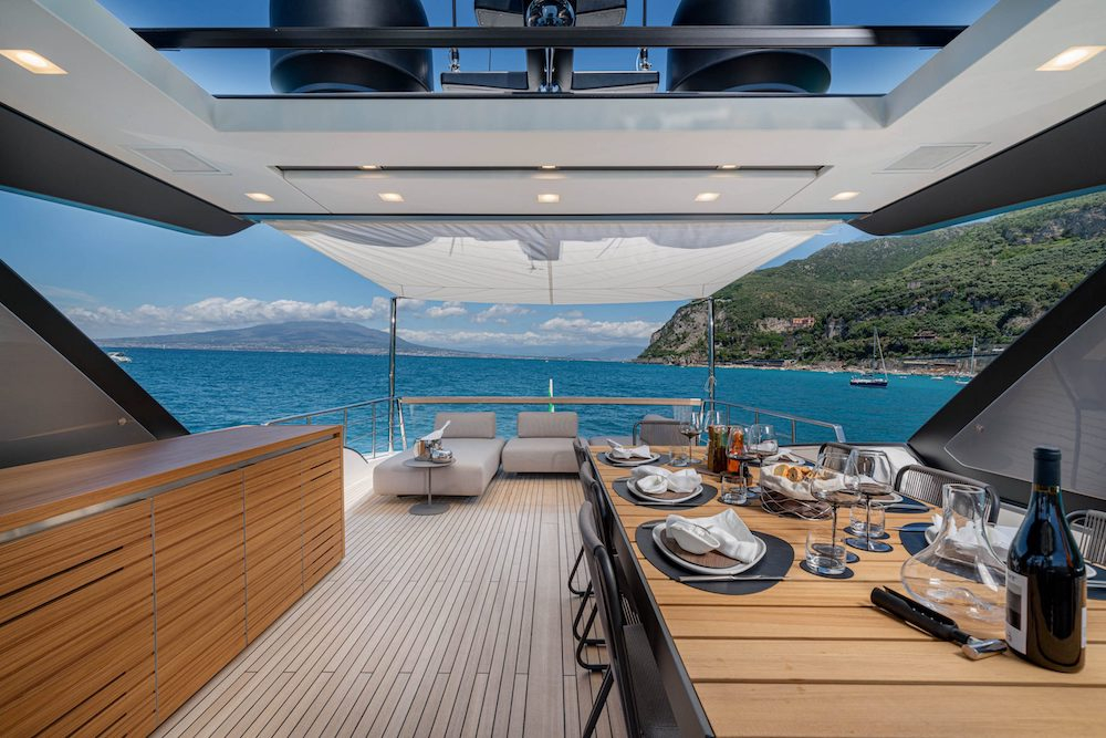 Luxury Crewed Motor Yacht EM3 photo 4