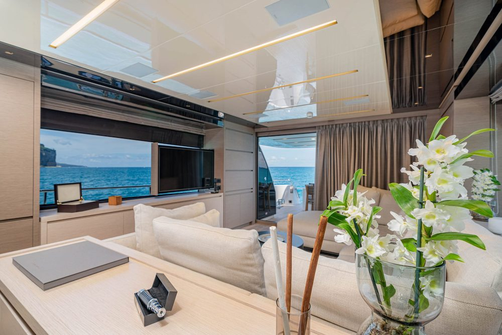 Luxury Crewed Motor Yacht EM3 photo 8