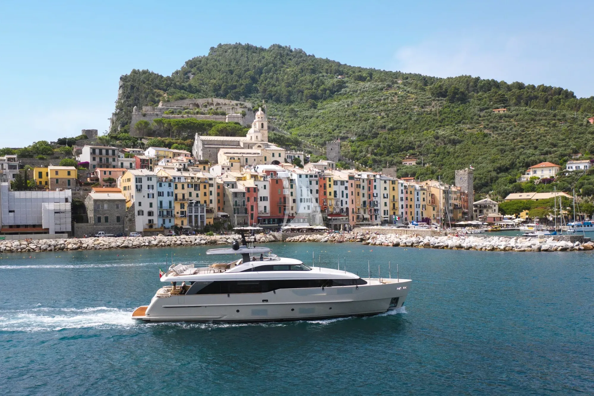 Crewed Motor Yacht EM3 photo 3