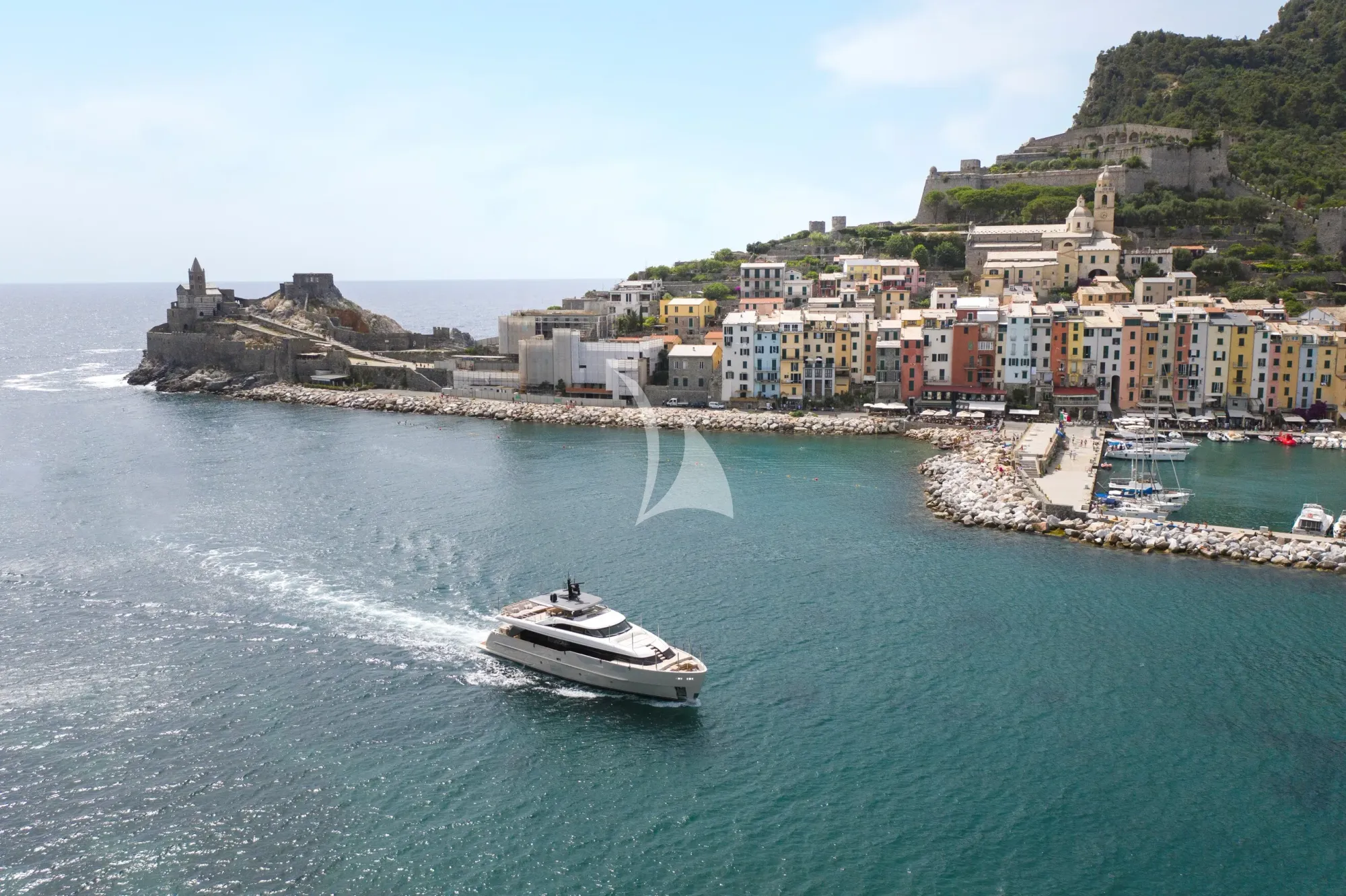 Crewed Motor Yacht EM3 photo 4