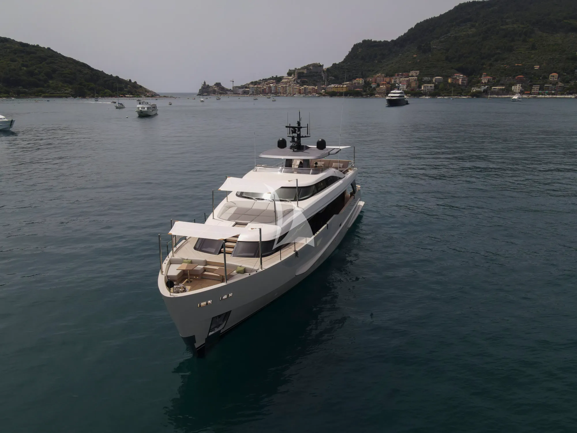 Crewed Motor Yacht EM3 photo 7