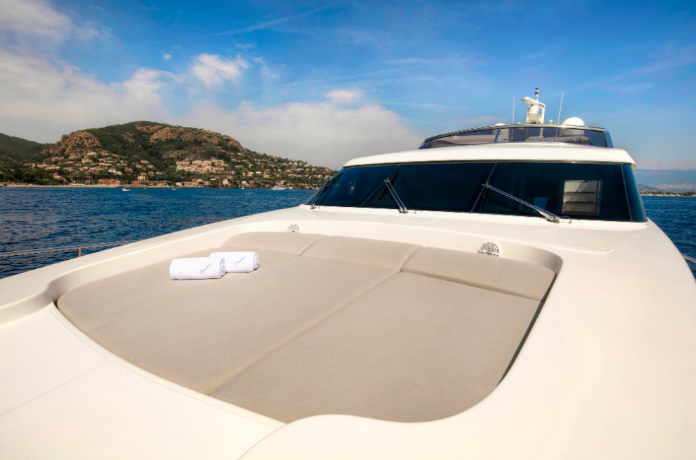Luxury Crewed Motor Yacht EMOTION photo 3