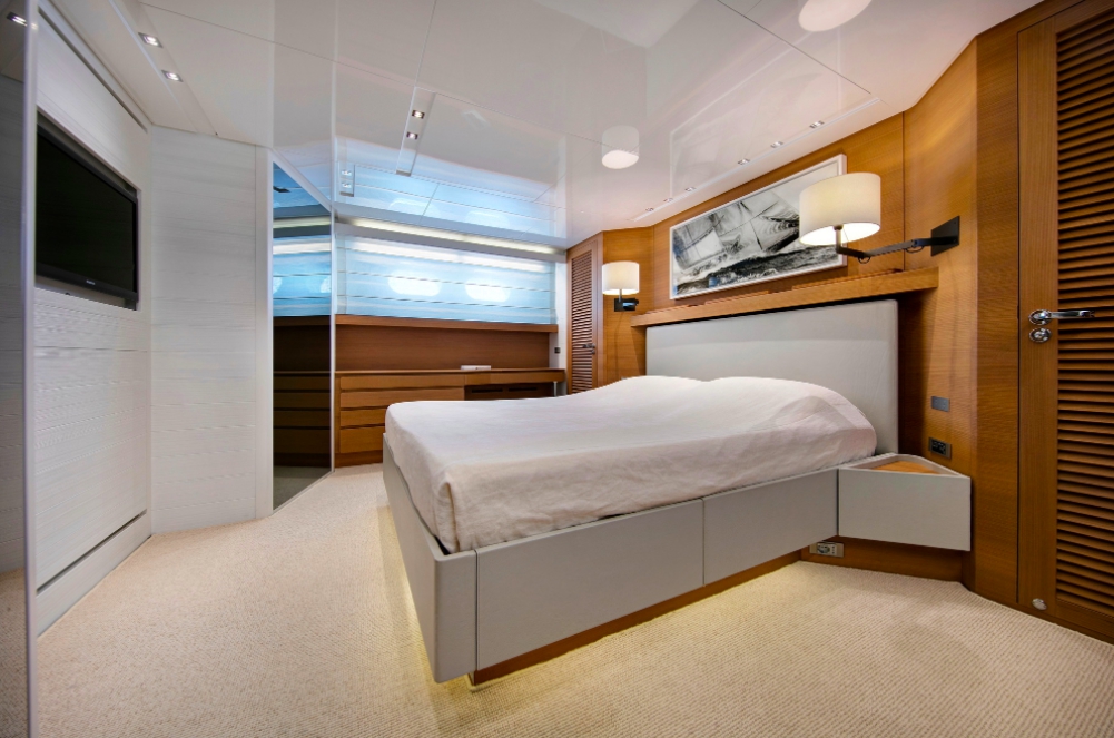 Luxury Crewed Motor Yacht EMOTION photo 8
