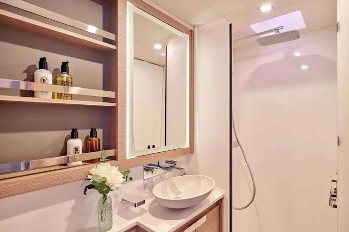 Luxury Crewed Catamaran ENCORE photo 8