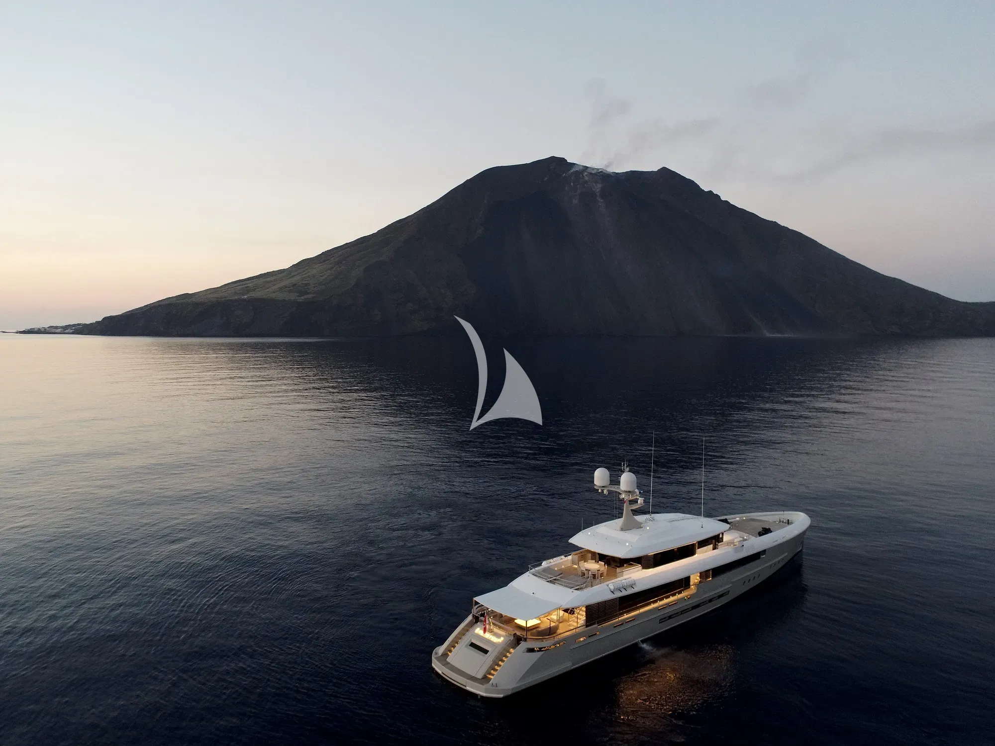 Luxury Crewed Motor Yacht ENDEAVOUR II photo 4