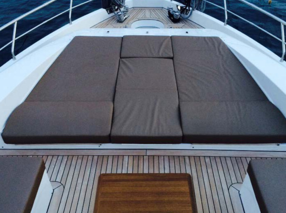 Luxury Crewed Motor Yacht ESSENZA photo 4