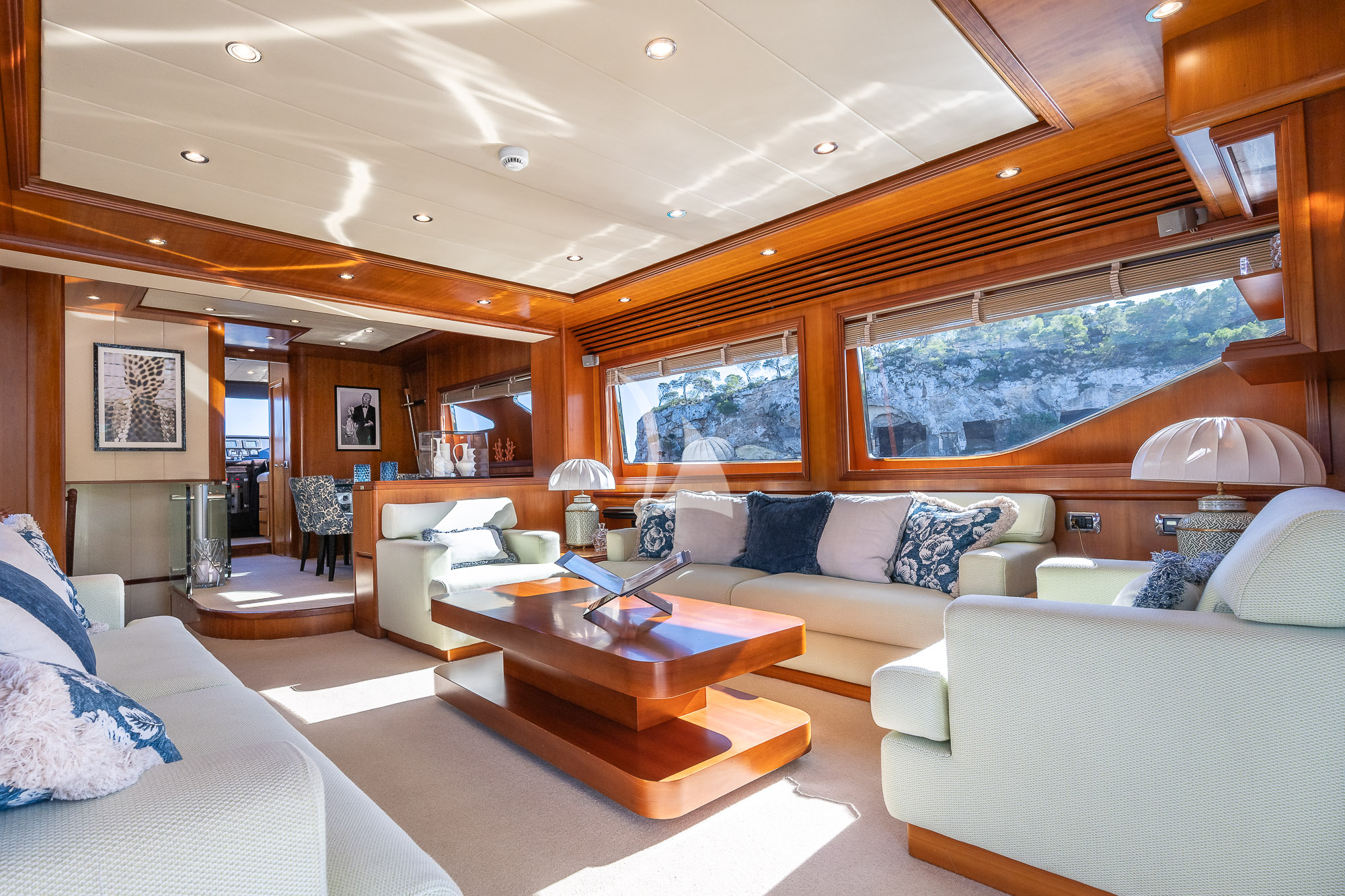 Luxury Crewed Motor Yacht ESSOESS photo 8