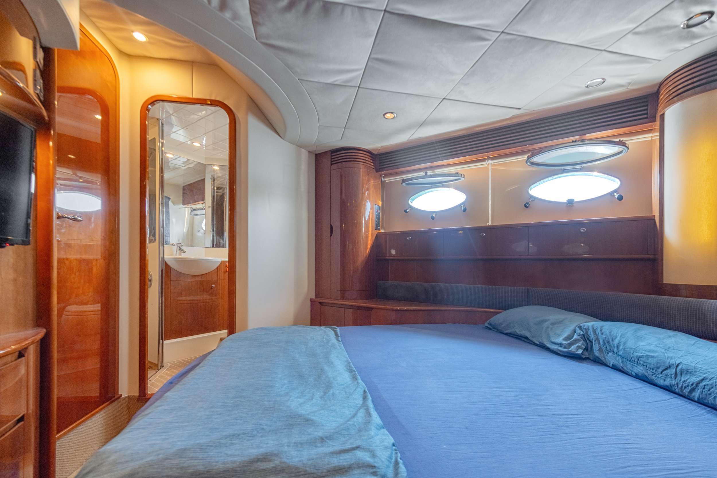 Crewed Motor Yacht EVENIA photo 6