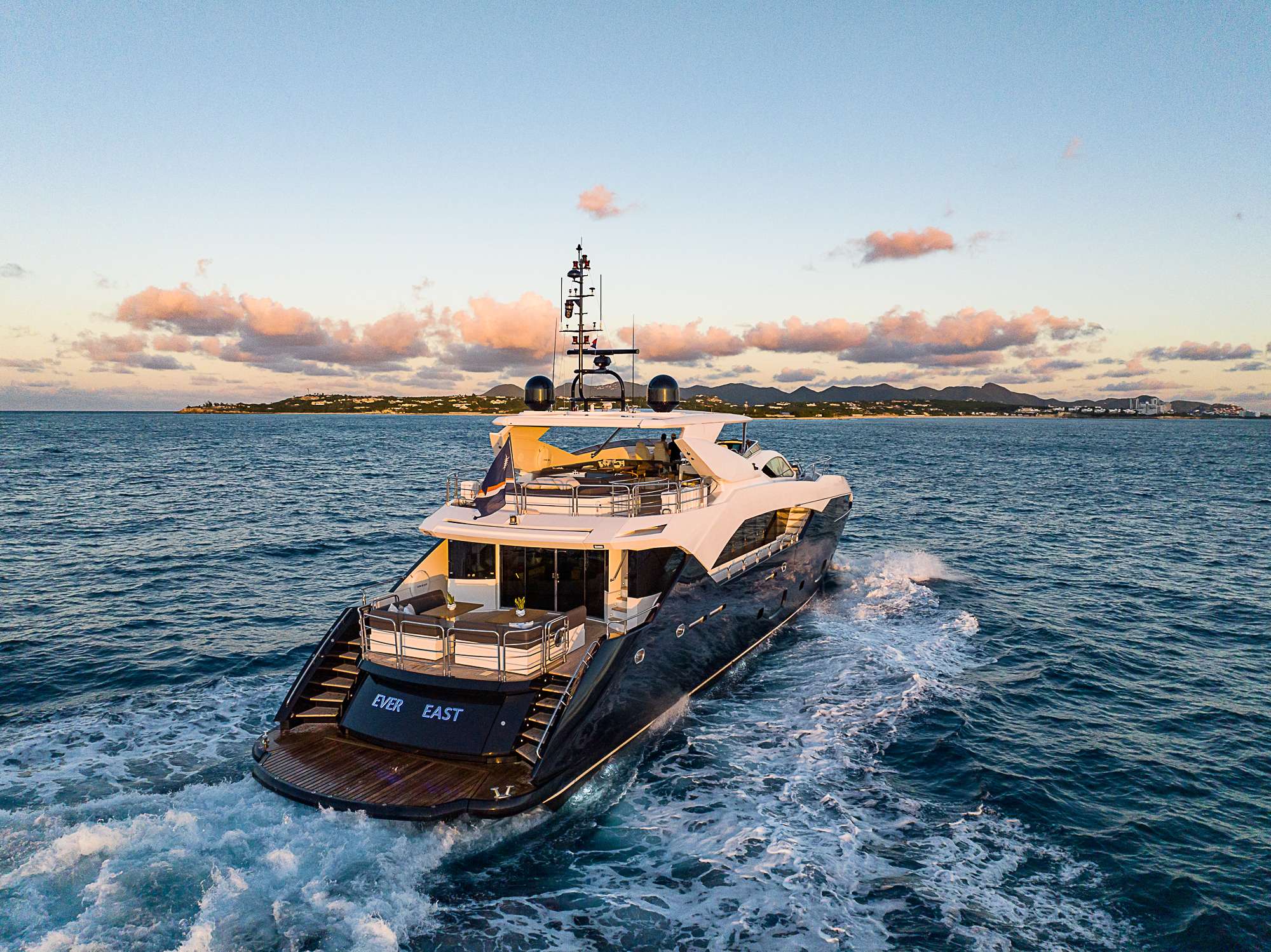 Luxury Crewed Motor Yacht EVEREAST photo 3